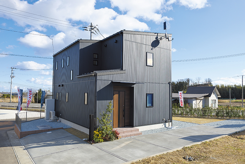 黒が効いたシンプルモダンな家