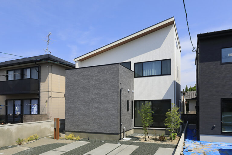 モノトーンの外観がスタイリッシュな片流れ屋根の家